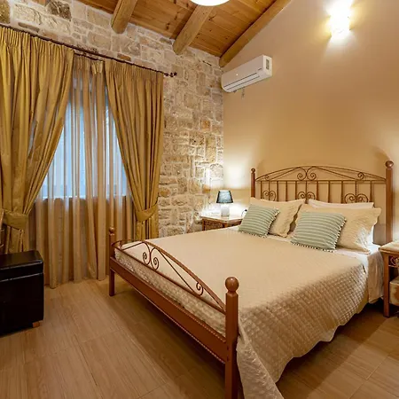 Kymaros Villas *